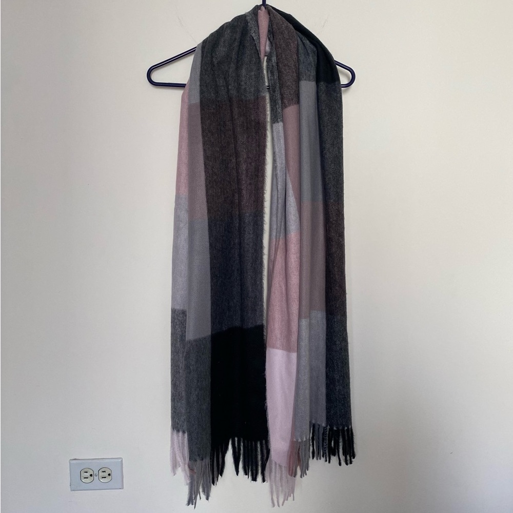 ❤️ NWOT Blanket Scarf With Fringe Trim